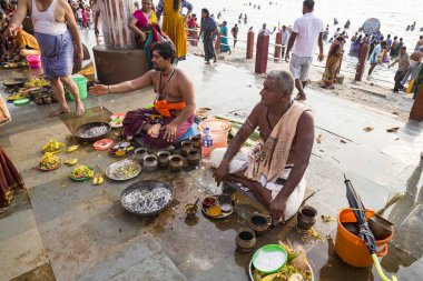 Yaklaşık, rameshwaram, Tamil Nadu, Hindistan - 2018 Mart. Kimliği belirsiz Hint hacı ritüeller Puja, aileleri, Tapınak'a gitmeden önce gerçekleştirme.