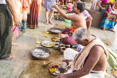 Yaklaşık, rameshwaram, Tamil Nadu, Hindistan - 2018 Mart. Kimliği belirsiz Hint hacı ritüeller Puja, aileleri, Tapınak'a gitmeden önce gerçekleştirme.