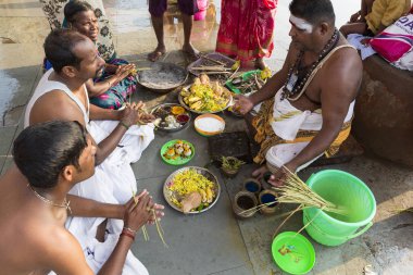 Yaklaşık, rameshwaram, Tamil Nadu, Hindistan - 2018 Mart. Kimliği belirsiz Hint hacı ritüeller Puja, aileleri, Tapınak'a gitmeden önce gerçekleştirme.