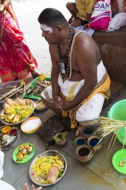 Yaklaşık, rameshwaram, Tamil Nadu, Hindistan - 2018 Mart. Kimliği belirsiz Hint hacı ritüeller Puja, aileleri, Tapınak'a gitmeden önce gerçekleştirme.