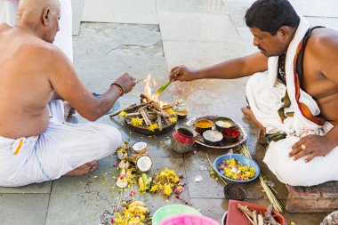 Yaklaşık, rameshwaram, Tamil Nadu, Hindistan - 2018 Mart. Kimliği belirsiz Hint hacı ritüeller Puja, aileleri, Tapınak'a gitmeden önce gerçekleştirme.