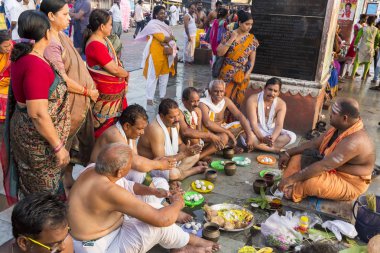 Yaklaşık, rameshwaram, Tamil Nadu, Hindistan - 2018 Mart. Kimliği belirsiz Hint hacı ritüeller Puja, aileleri, Tapınak'a gitmeden önce gerçekleştirme.