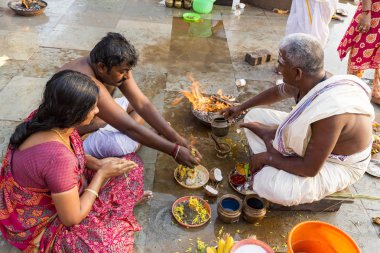 Yaklaşık, rameshwaram, Tamil Nadu, Hindistan - 2018 Mart. Kimliği belirsiz Hint hacı ritüeller Puja, aileleri, Tapınak'a gitmeden önce gerçekleştirme.