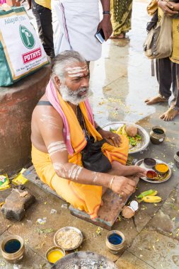 Yaklaşık, rameshwaram, Tamil Nadu, Hindistan - 2018 Mart. Kimliği belirsiz Hint hacı ritüeller Puja, aileleri, Tapınak'a gitmeden önce gerçekleştirme.