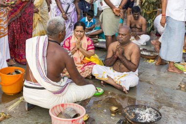 Yaklaşık, rameshwaram, Tamil Nadu, Hindistan - 2018 Mart. Kimliği belirsiz Hint hacı ritüeller Puja, aileleri, Tapınak'a gitmeden önce gerçekleştirme.