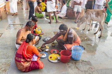 Yaklaşık, rameshwaram, Tamil Nadu, Hindistan - 2018 Mart. Kimliği belirsiz Hint hacı ritüeller Puja, aileleri, Tapınak'a gitmeden önce gerçekleştirme.