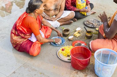 Yaklaşık, rameshwaram, Tamil Nadu, Hindistan - 2018 Mart. Kimliği belirsiz Hint hacı ritüeller Puja, aileleri, Tapınak'a gitmeden önce gerçekleştirme.