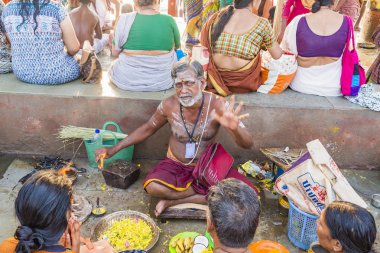 Yaklaşık, rameshwaram, Tamil Nadu, Hindistan - 2018 Mart. Kimliği belirsiz Hint hacı ritüeller Puja, aileleri, Tapınak'a gitmeden önce gerçekleştirme.