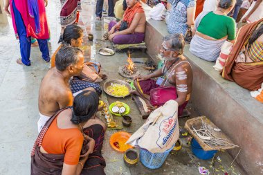 Yaklaşık, rameshwaram, Tamil Nadu, Hindistan - 2018 Mart. Kimliği belirsiz Hint hacı ritüeller Puja, aileleri, Tapınak'a gitmeden önce gerçekleştirme.