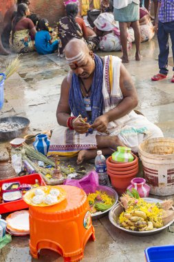 Yaklaşık, rameshwaram, Tamil Nadu, Hindistan - 2018 Mart. Kimliği belirsiz Hint hacı ritüeller Puja, aileleri, Tapınak'a gitmeden önce gerçekleştirme.