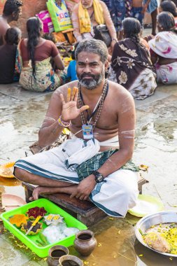 Yaklaşık, rameshwaram, Tamil Nadu, Hindistan - 2018 Mart. Kimliği belirsiz Hint hacı ritüeller Puja, aileleri, Tapınak'a gitmeden önce gerçekleştirme.