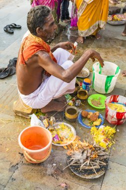 Yaklaşık, rameshwaram, Tamil Nadu, Hindistan - 2018 Mart. Kimliği belirsiz Hint hacı ritüeller Puja, aileleri, Tapınak'a gitmeden önce gerçekleştirme.