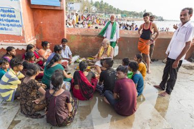 Yaklaşık, rameshwaram, Tamil Nadu, Hindistan - 2018 Mart. Kimliği belirsiz Hint hacı ritüeller Puja, aileleri, Tapınak'a gitmeden önce gerçekleştirme.