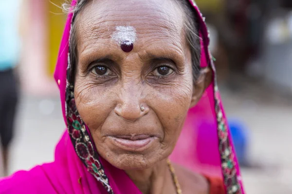 Yaklaşık, rameshwaram, Tamil Nadu, Hindistan - 2018 Mart. Portre bir kimliği belirsiz Asyalı güzel kadın kıdemli ciddi üzgün giyen geleneksel Hint kıyafet sari.