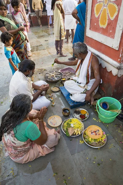 Yaklaşık, rameshwaram, Tamil Nadu, Hindistan - 2018 Mart. Kimliği belirsiz Hint hacı ritüeller Puja, aileleri, Tapınak'a gitmeden önce gerçekleştirme.