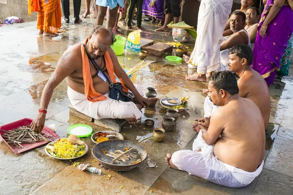 Rameshwaram 泰米尔纳德邦 3月大约 2018 不明身份的印度朝圣者表演仪式 与家庭 就在去寺庙之前 — 图库照片