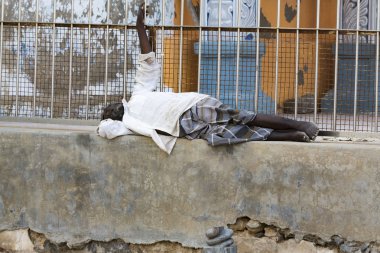 Yaklaşık, rameshwaram, Tamil Nadu, Hindistan - 2018 Mart. Bir tanımlanamayan evsiz adam sokakta Rameshwaram, Hindistan'ın kutsal kentin portresi.