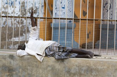 Yaklaşık, rameshwaram, Tamil Nadu, Hindistan - 2018 Mart. Bir tanımlanamayan evsiz adam sokakta Rameshwaram, Hindistan'ın kutsal kentin portresi.