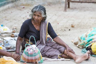 Yaklaşık, rameshwaram, Tamil Nadu, Hindistan - 2018 Mart. Bir tanımlanamayan evsiz adam sokakta Rameshwaram, Hindistan'ın kutsal kentin portresi.