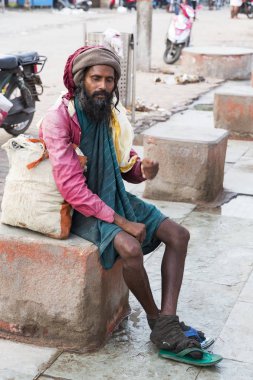 Yaklaşık, rameshwaram, Tamil Nadu, Hindistan - 2018 Mart. Bir tanımlanamayan evsiz adam sokakta Rameshwaram, Hindistan'ın kutsal kentin portresi.