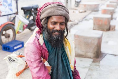 Yaklaşık, rameshwaram, Tamil Nadu, Hindistan - 2018 Mart. Bir tanımlanamayan evsiz adam sokakta Rameshwaram, Hindistan'ın kutsal kentin portresi.