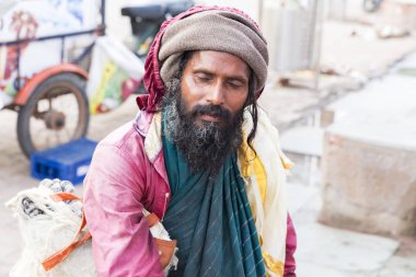 Yaklaşık, rameshwaram, Tamil Nadu, Hindistan - 2018 Mart. Bir tanımlanamayan evsiz adam sokakta Rameshwaram, Hindistan'ın kutsal kentin portresi.