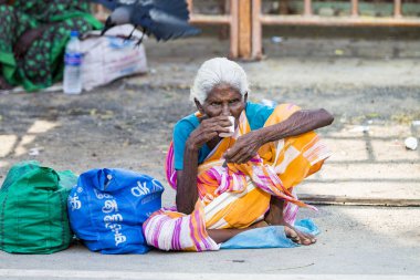 Yaklaşık, rameshwaram, Tamil Nadu, Hindistan - 2018 Mart. Rameshwaram, Hindistan'ın kutsal kentin Caddesi'nde kimliği belirsiz evsiz kadın portresi.
