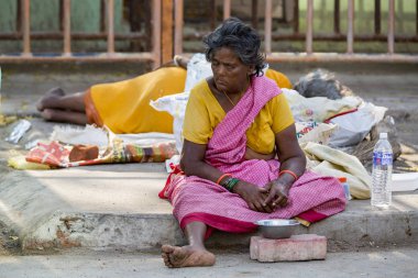 Yaklaşık, rameshwaram, Tamil Nadu, Hindistan - 2018 Mart. Rameshwaram, Hindistan'ın kutsal kentin Caddesi'nde kimliği belirsiz evsiz kadın portresi.