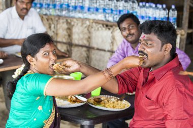 Yaklaşık, rameshwaram, Tamil Nadu, Hindistan - 2018 Mart. Kimliği belirsiz kişi Hindistan mutfağından bir küçük zavallı restoranda öğle yemeği zevk.
