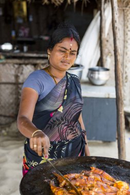 Yaklaşık, rameshwaram, Tamil Nadu, Hindistan - 2018 Mart. Kimliği belirsiz kadın mangal Barbekü restoranda taze balık yemek