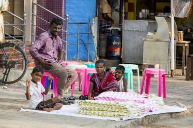 Yaklaşık, rameshwaram, Tamil Nadu, Hindistan - 2018 Mart. Dükkânının yerel piyasadaki her türlü mal, meyve, sebze, fıstık satış kimliği belirsiz Hint tüccar.