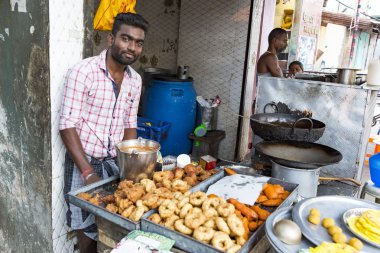 Yaklaşık, rameshwaram, Tamil Nadu, Hindistan - 2018 Mart. Dükkânının yerel pazara mal, abur cubur, yemek, samoussa her türlü satış üzerinde kimliği belirsiz Hint tüccar
