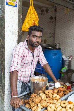 Yaklaşık, rameshwaram, Tamil Nadu, Hindistan - 2018 Mart. Dükkânının yerel pazara mal, abur cubur, yemek, samoussa her türlü satış üzerinde kimliği belirsiz Hint tüccar