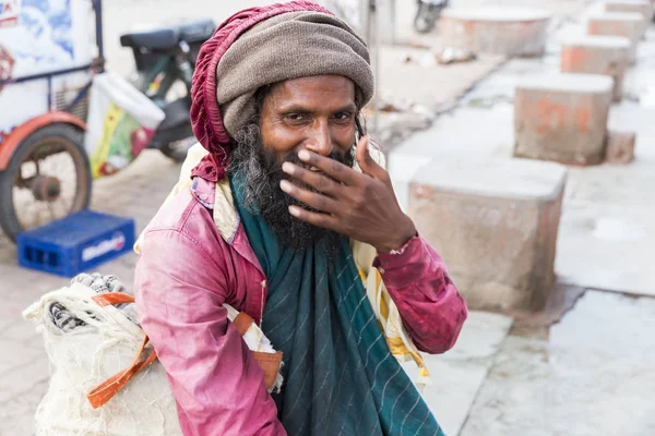 Yaklaşık, rameshwaram, Tamil Nadu, Hindistan - 2018 Mart. Bir tanımlanamayan evsiz adam sokakta Rameshwaram, Hindistan'ın kutsal kentin portresi.