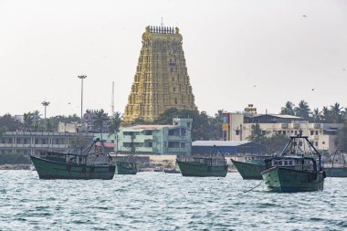 Rameshwaram deniz Arulmigu Ramanathaswamy sarı tapınağından görüntüleyin. Hindistan