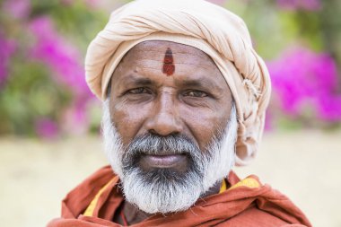 Yaklaşık, Tiruvannamali, Tamil Nadu, Hindistan - 2018 Mart. Portre Sadhu Ashram Ramana Maharshi. Sadhu münzevi bir hayat yaşamak ve Hinduizm manevi pratik üzerinde odaklanmak için seçtiğiniz kutsal bir adamdır. Adaçayı, Moksha, Maya, kast, Shiva, Vishnou, 