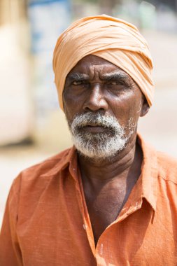 Yaklaşık, Tiruvannamali, Tamil Nadu, Hindistan - 2018 Mart. Portre Sadhu Ashram Ramana Maharshi. Sadhu münzevi bir hayat yaşamak ve Hinduizm manevi pratik üzerinde odaklanmak için seçtiğiniz kutsal bir adamdır. Adaçayı, Moksha, Maya, kast, Shiva, Vishnou, 