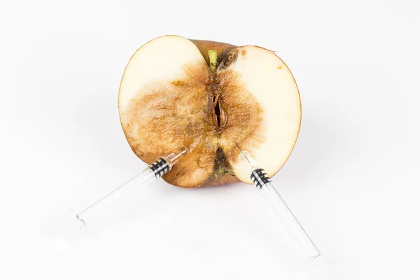 클로즈업 지루한 애플에서 Codling Cydia Pomonella입니다 주사기 바늘와 유기농 유전자 — 스톡 사진