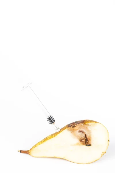 클로즈업 지루한 Codling Cydia Pomonella의 주사기 바늘와 유기농 유전자 변형된 — 스톡 사진