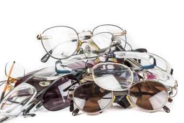 Eski kullanılan göz gözlük speclacles okuma bir yığın beyaz zemin üzerine yığılmış.