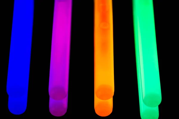 Colorido Fluorescente Luz Neon Brilho Vara Espelho Reflexão Fundo Preto — Fotografia de Stock