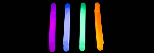Kolorowy Neon Światło Fluorescencyjne Diabelski Kijek Lustro Odbicie Czarne Tło — Zdjęcie stockowe