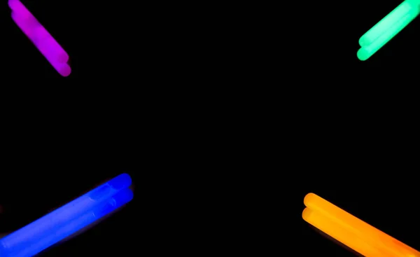 Πολύχρωμο Φθορισμού Φως Νέον Λάμψη Ραβδί Φόντο Μαύρο Αντανάκλαση Καθρέφτη — Φωτογραφία Αρχείου