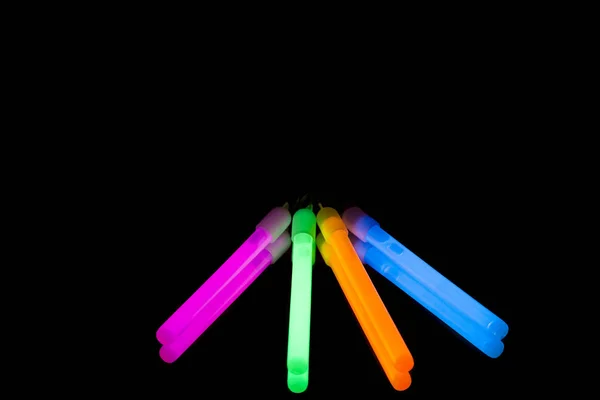 Färgglada Fluorescerande Ljus Neon Glow Stick Spegel Speglar Svart Bakgrund — Stockfoto