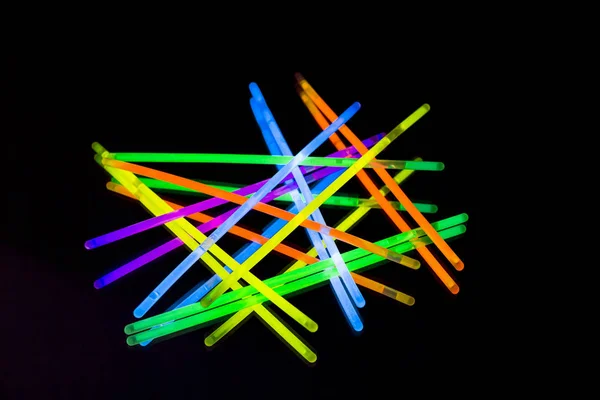 Färgglada Fluorescerande Ljus Neon Glow Stick Spegel Speglar Svart Bakgrund — Stockfoto