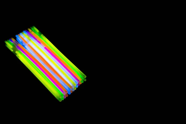 Kolorowy Neon Światło Fluorescencyjne Diabelski Kijek Lustro Odbicie Czarne Tło — Zdjęcie stockowe
