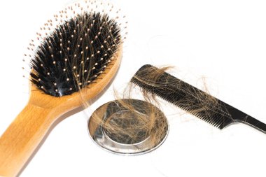 Saç dökülmesi lavabo üzerinde. Uzun kahverengi saçlı siyah tarak ve beyaz Havzası Banyo üzerinde ahşap fırça ile. Sağlık kavramı