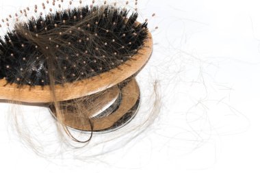 Saç dökülmesi lavabo üzerinde. Uzun kahverengi saçlı beyaz Havzası Banyo üzerinde ahşap fırça ile. Sağlık kavramı