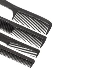 saç araçları, güzellik ve kuaförlük kavramı - beyaz arka plan üzerinde farklı siyah tarak. Sağlık kavramı