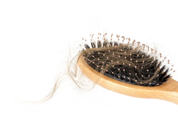 白い背景の上の木のヘアブラシ クローズ アップは 長い茶色の髪 脱毛の問題 医療コンセプト — ストック写真